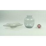 3 stuks glaswerk glazen spijkerbol met oud roze kern, grijs glazen bloemenvaas, beide, ontwerp: A.D.