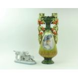 vaas en porseleinen sculptuur aardewerk vaas met oren in de vorm van ranken met appels en afbeelding