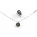 ring en collier met parel zilveren ketting voorzien van hanger met Tahiti parel, diameter: 13 mm. en