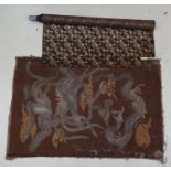 Chinees borduurwerk en rol stof Chinees borduurwerk met voorstelling van draken en rol stof