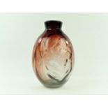 Copier vaas rood glazen vaas met reliëfvoorstelling van bladmotieven, ontwerp: A.D. Copier,
