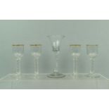 5 glazen slingerglas met gedraaide stam, 18e eeuw en set van 4 kristallen glazen met vergulde rand