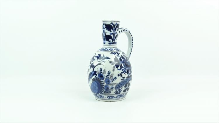 aardewerk schenkkan met florale motieven blauw/wit aardewerk schenkkan met decor van pauwen en