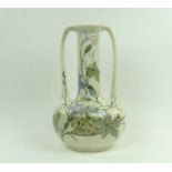 plateel siervaas plateel oorvaas met polychroom floraal decor op witte ondergrond, gemerkt: Amphora,