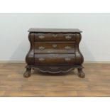 eiken commode Hollandse eiken commode met 3 laden in het dubbelgebogen front, rustend op klauwpoten,