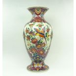 grote Delfts aardewerk vaas grote balustervormige aardewerk vaas met floraal decor, h. 64