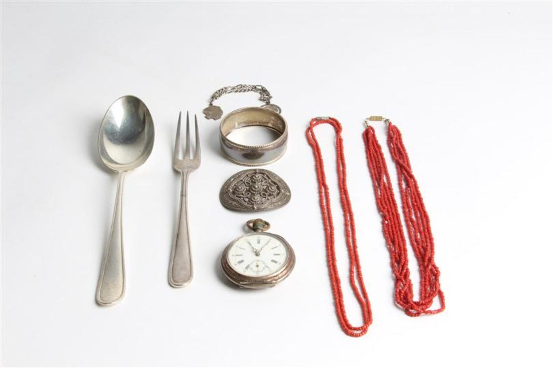 Divers w.o. zilveren couvert, twee bloedkoralen colliers, zilveren zakhorloge, armbandje en broche.