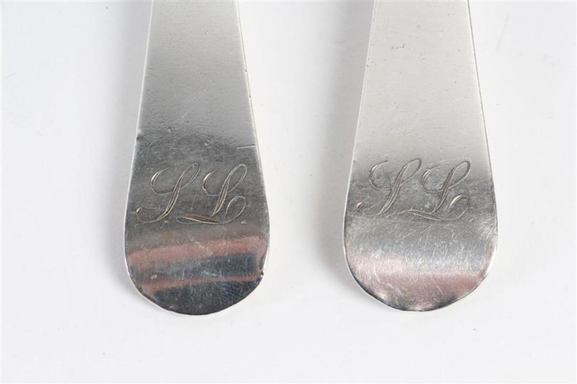 12 zilveren lepels, 2 afwijkenden 11 zilveren vorken, 1 afwijkend, alle Haags lofje. Gewicht: 1400 - Bild 5 aus 5