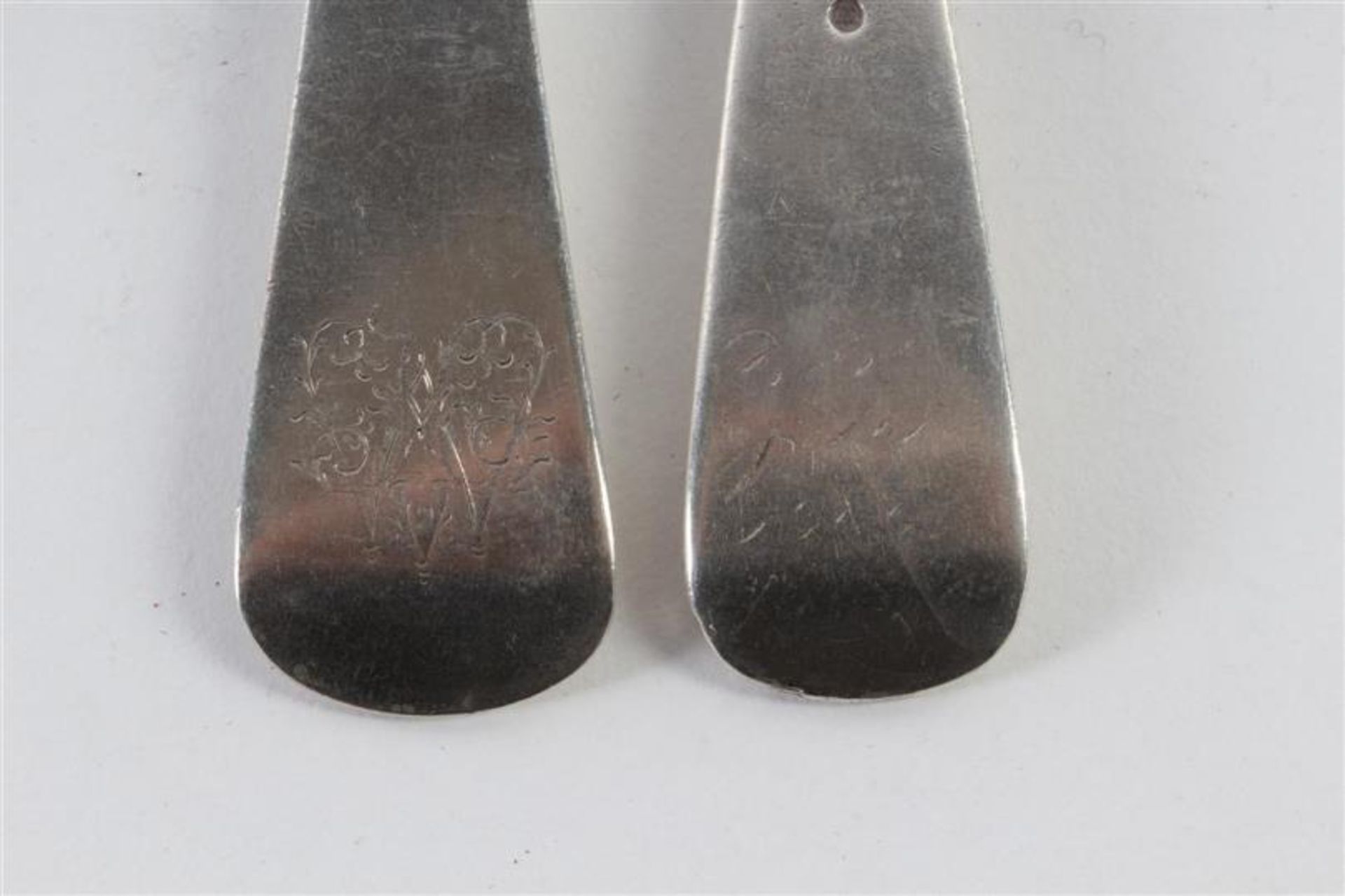 Zeven zilveren couverts, Hollands gekeurd, 2e gehalte, diverse keuren. Gewicht: 688 g. - Bild 6 aus 6