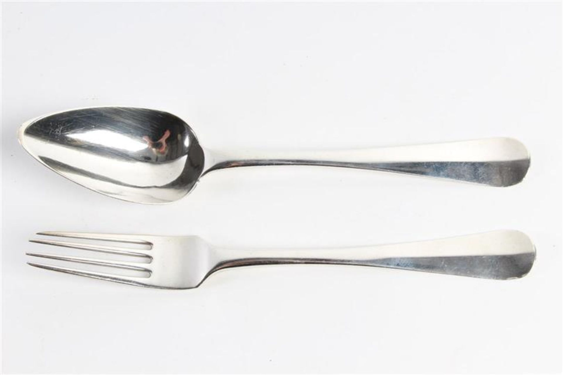 12 zilveren lepels, 2 afwijkenden 11 zilveren vorken, 1 afwijkend, alle Haags lofje. Gewicht: 1400 - Bild 2 aus 5