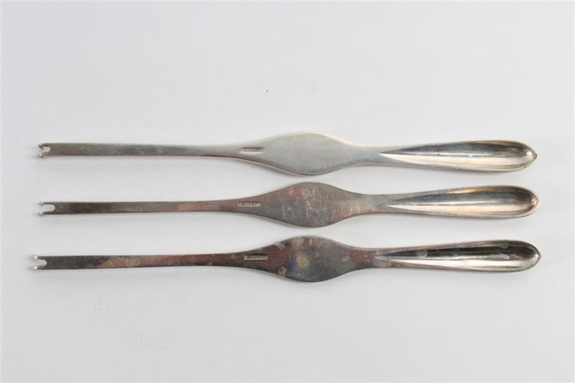 Divers zilver: drie kreefthaken, twee lepels en acht messen met ebbenhouten heften ingelegd met - Image 5 of 9