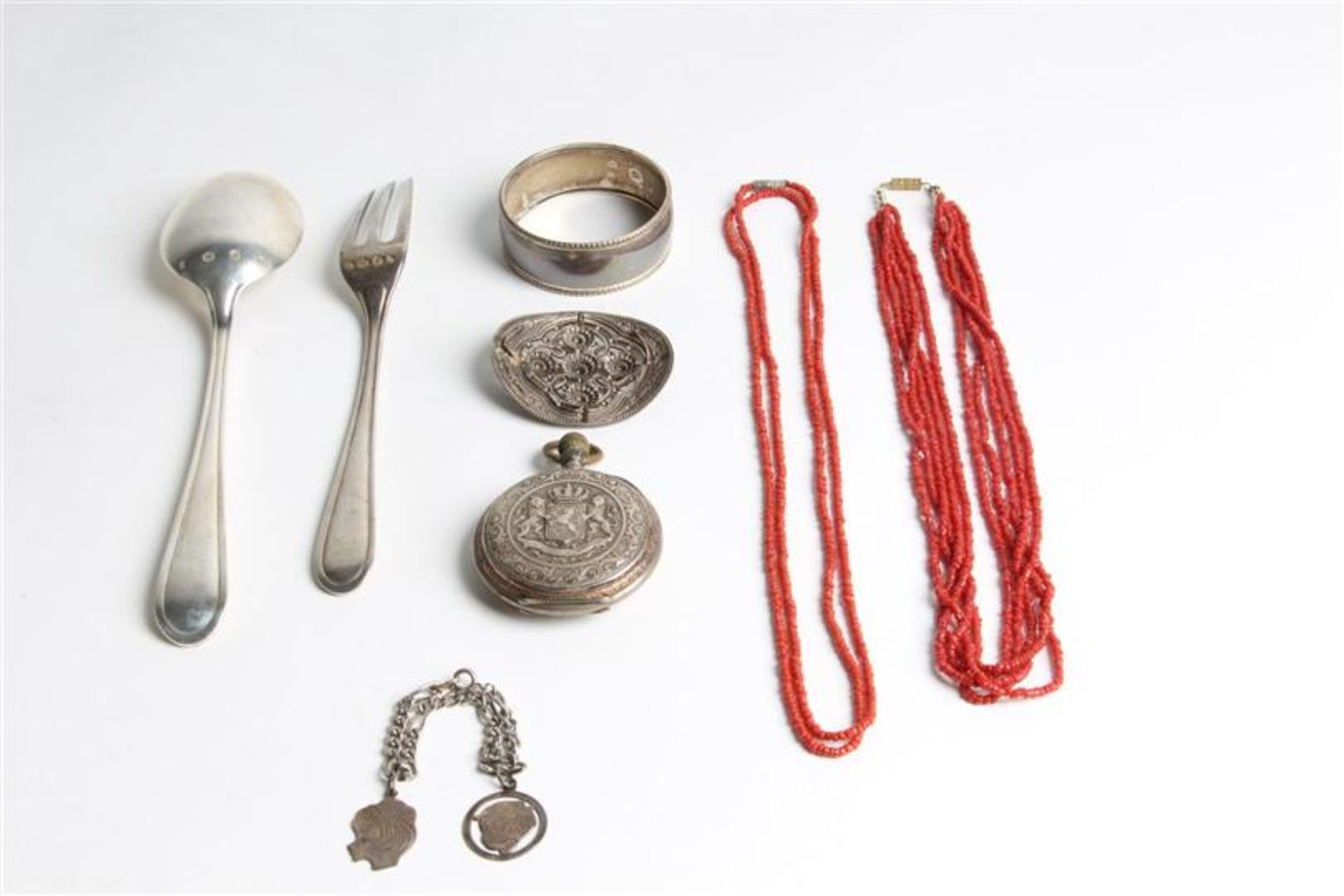Divers w.o. zilveren couvert, twee bloedkoralen colliers, zilveren zakhorloge, armbandje en broche. - Bild 2 aus 2