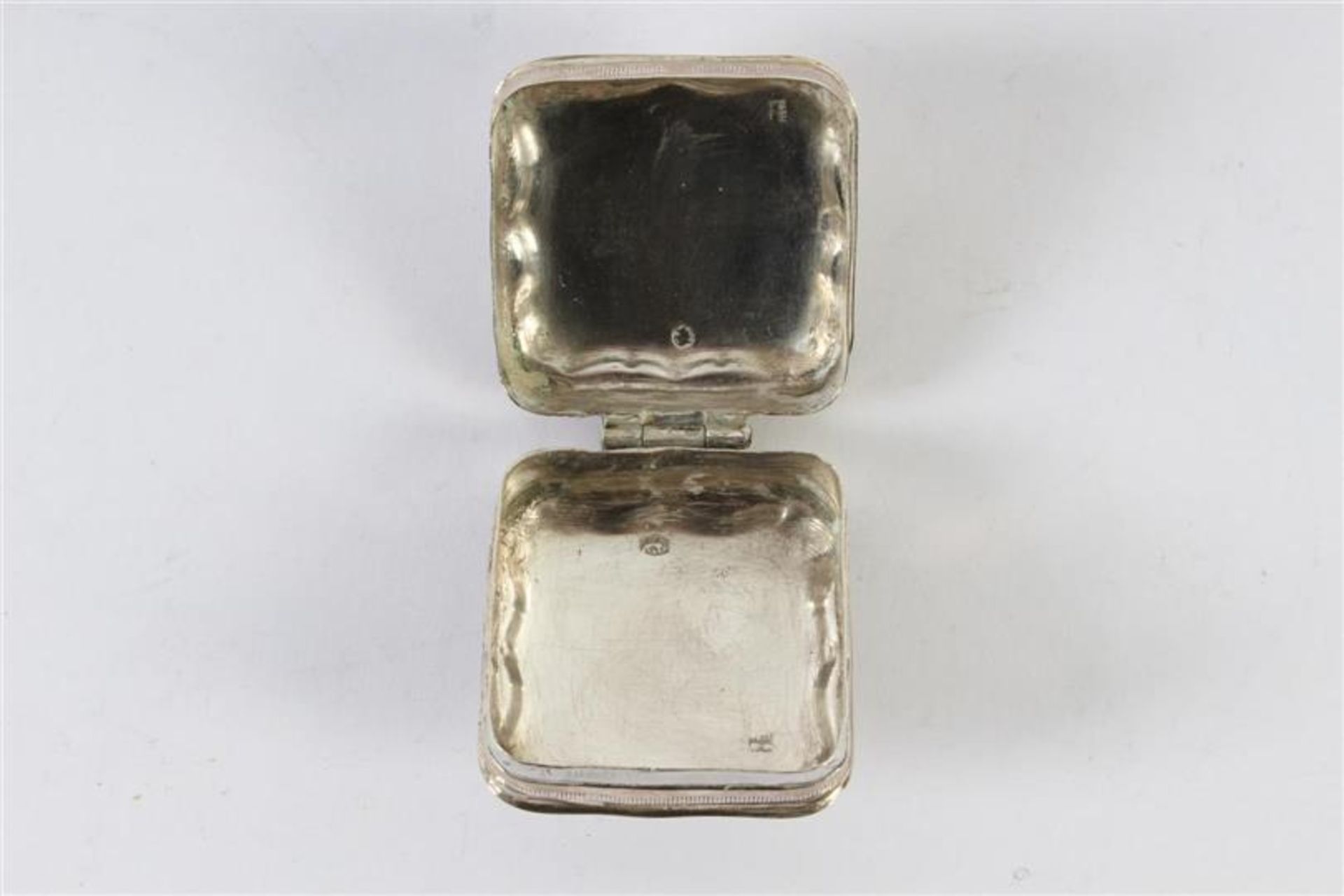 Zilveren lodereindoosje in mandvorm en een zilveren pillendoosje. Gewicht: 34 g. - Bild 7 aus 7