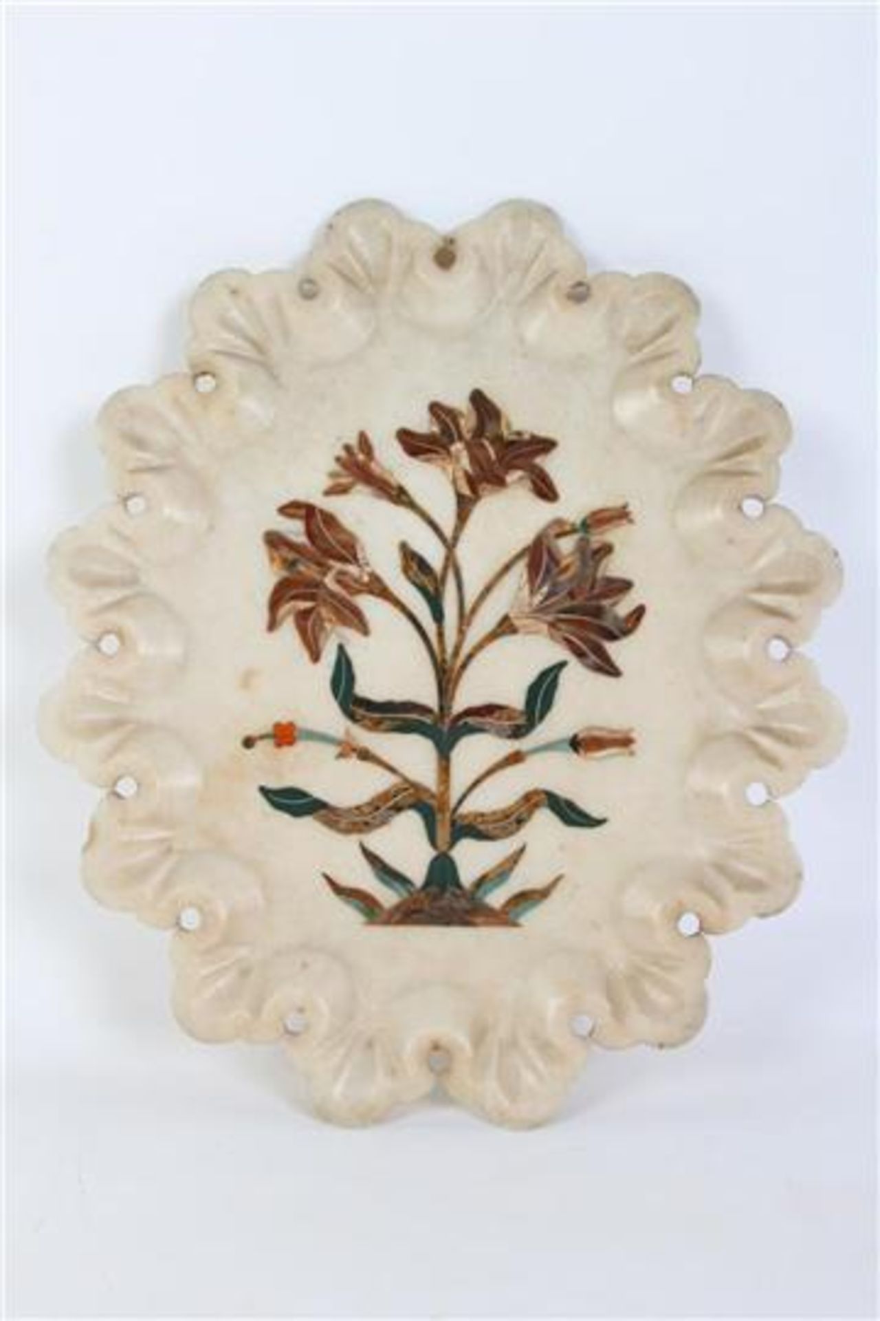 Albasten schaal met pietra dura, 19e eeuw. LxB: 42 x 36 cm.