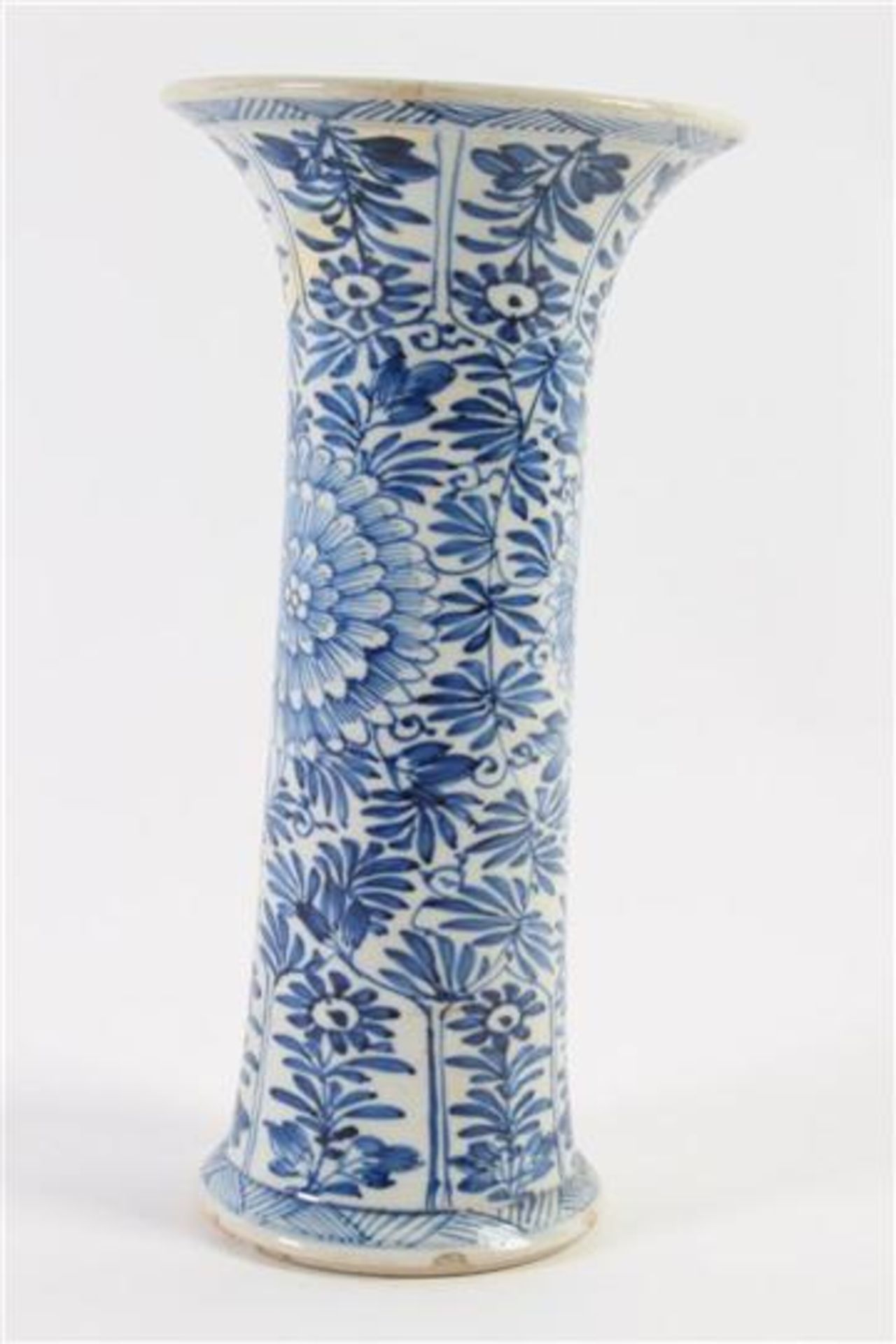 Chinees porseleinen bekervaas met blauw bloemdecor, Kangxi, restauratie. H: 24 cm. - Bild 2 aus 7