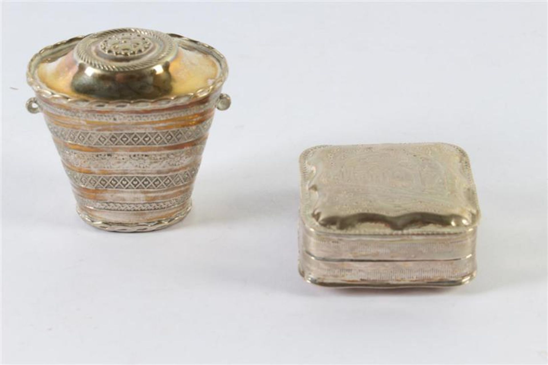 Zilveren lodereindoosje in mandvorm en een zilveren pillendoosje. Gewicht: 34 g.