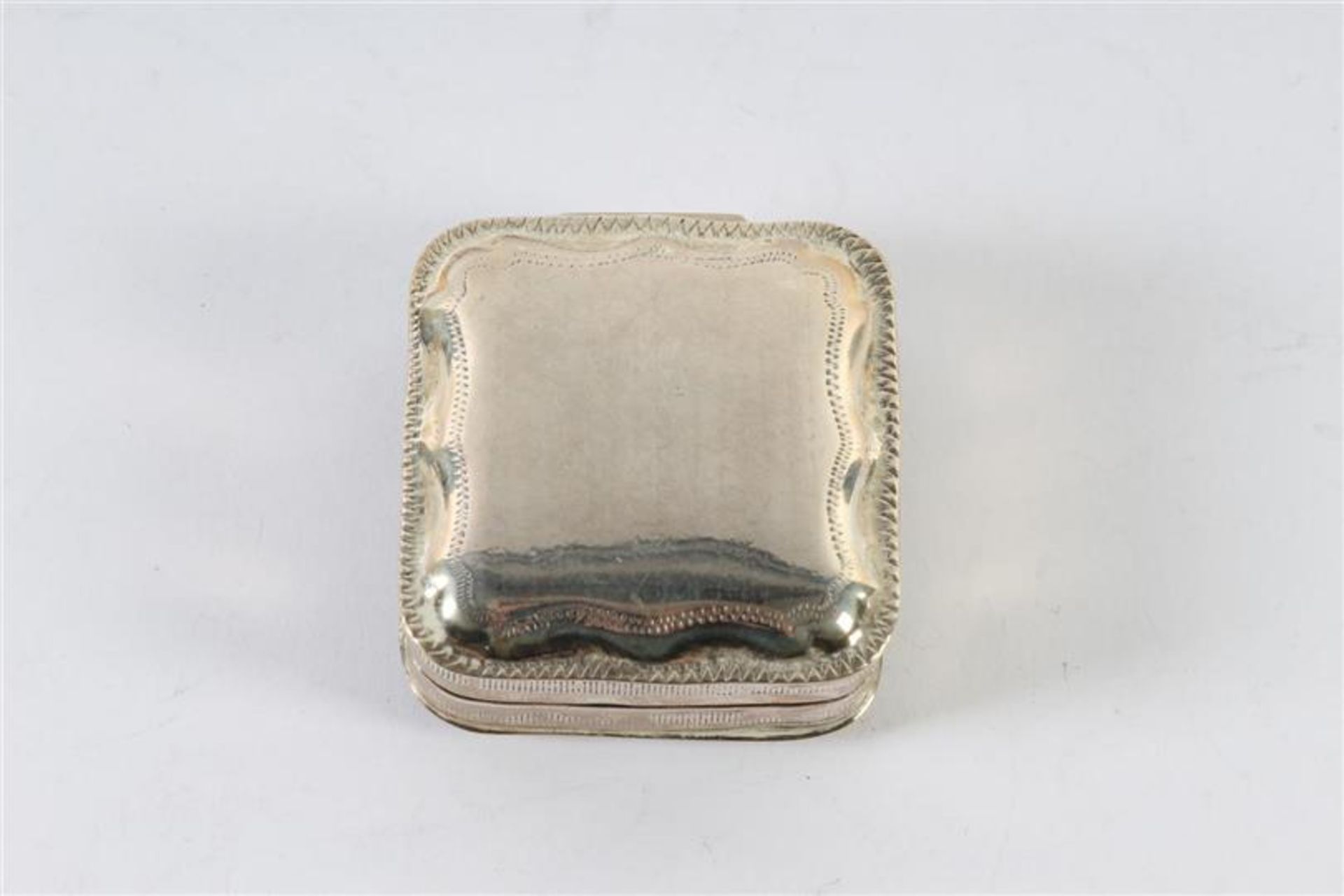 Zilveren lodereindoosje in mandvorm en een zilveren pillendoosje. Gewicht: 34 g. - Bild 6 aus 7