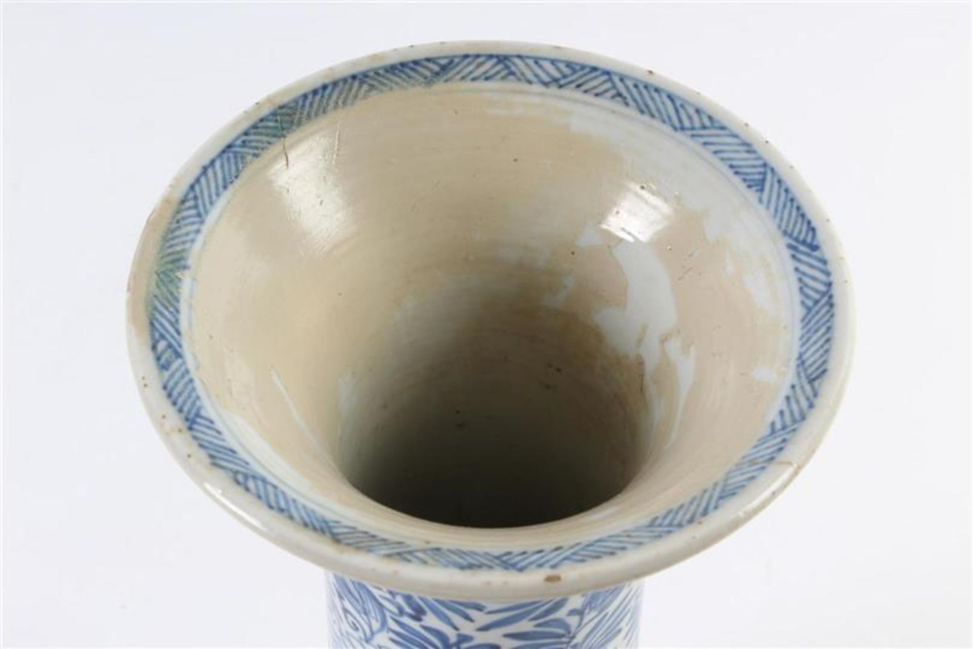 Chinees porseleinen bekervaas met blauw bloemdecor, Kangxi, restauratie. H: 24 cm. - Bild 3 aus 7