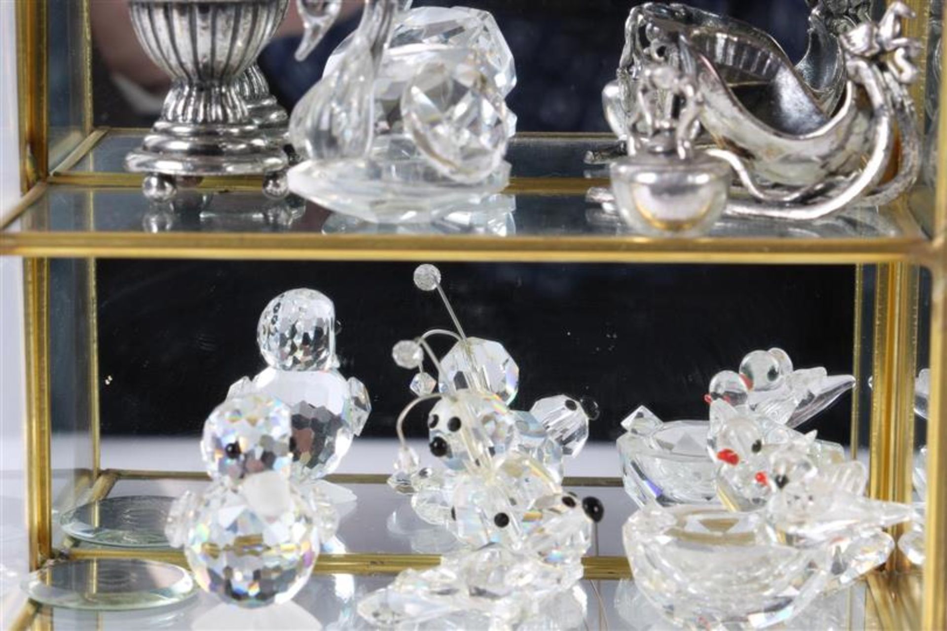 Glazen vitrinekastje met diverse miniaturen, waaronder glaskristal. - Bild 6 aus 12