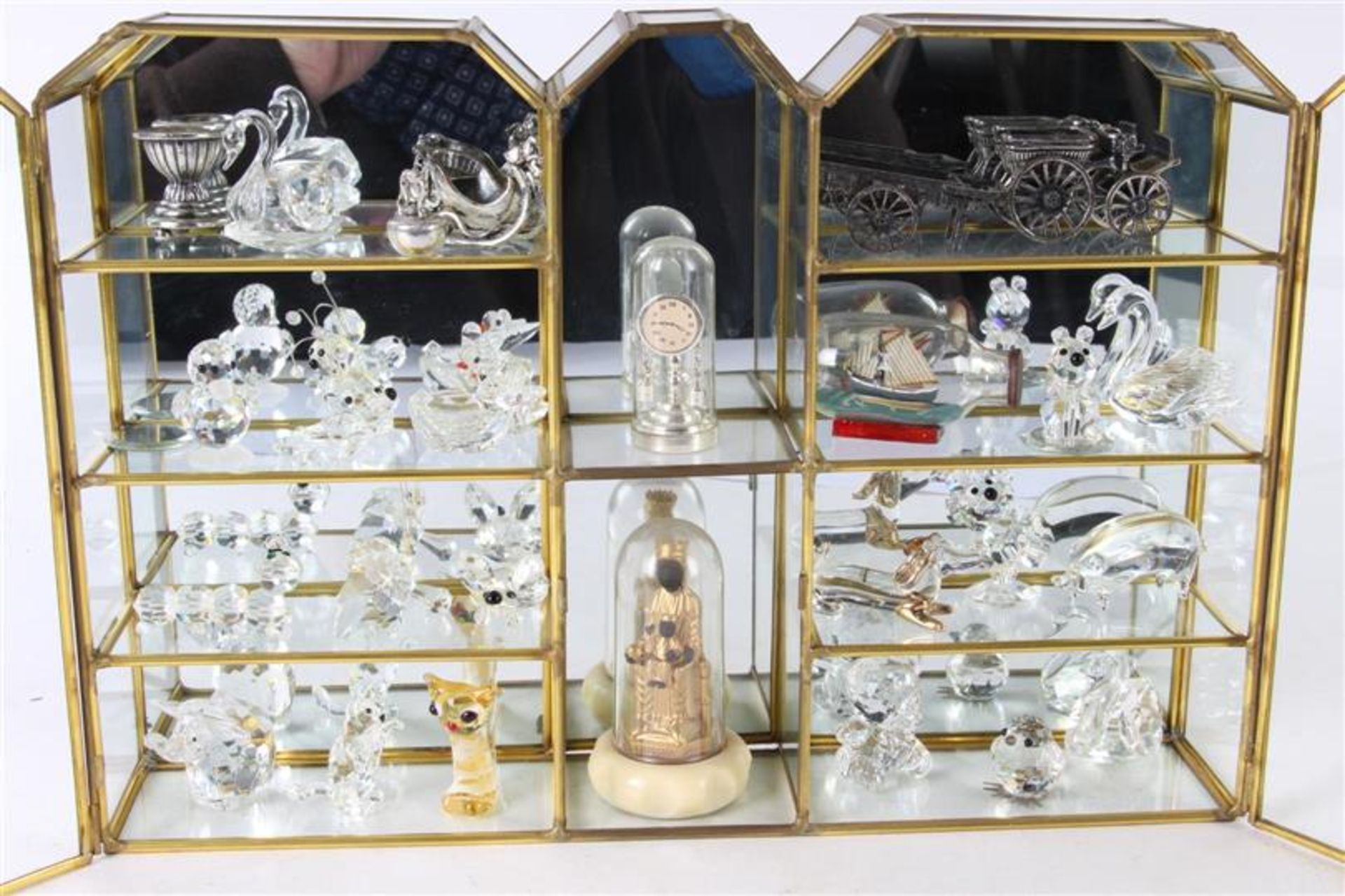 Glazen vitrinekastje met diverse miniaturen, waaronder glaskristal.