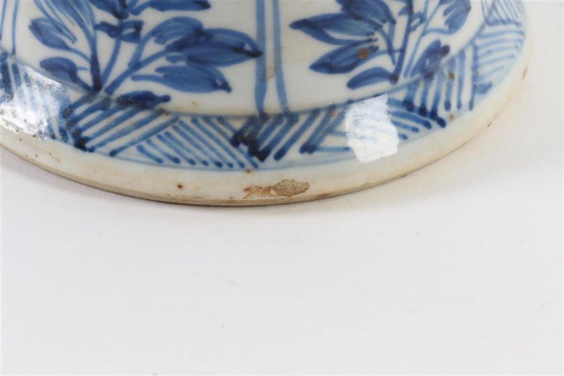 Chinees porseleinen bekervaas met blauw bloemdecor, Kangxi, restauratie. H: 24 cm. - Bild 7 aus 7