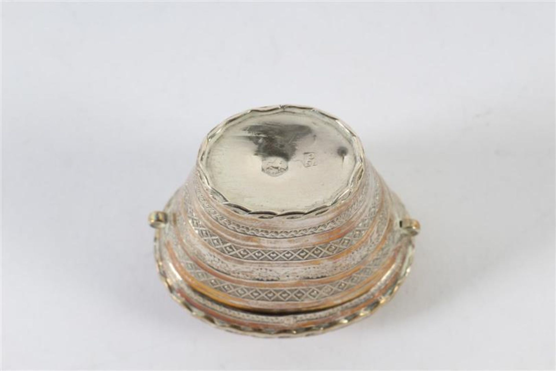 Zilveren lodereindoosje in mandvorm en een zilveren pillendoosje. Gewicht: 34 g. - Bild 3 aus 7