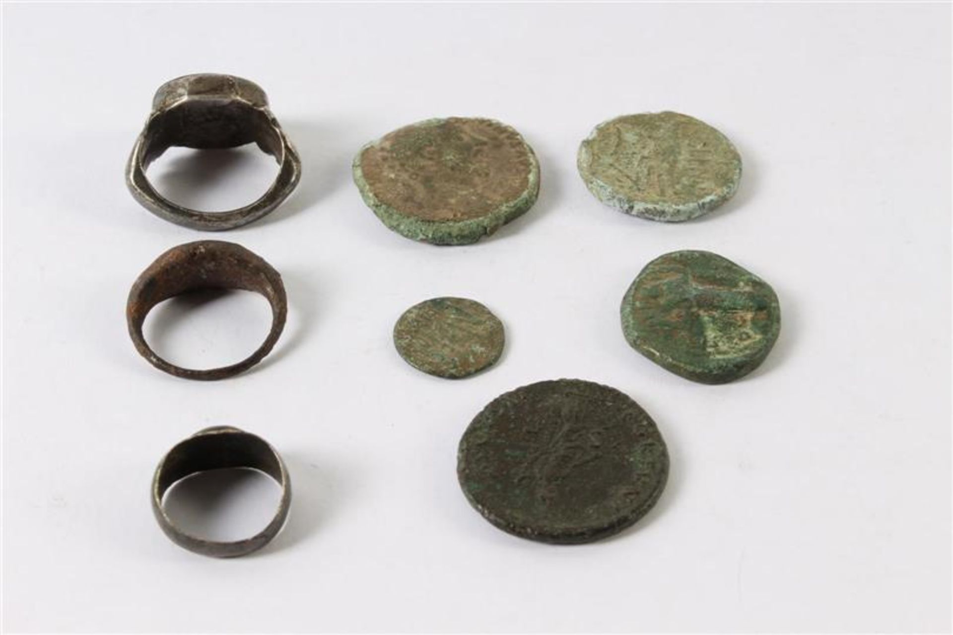 Drie zegelringen. Toegevoegd vijf Romeinse munten.