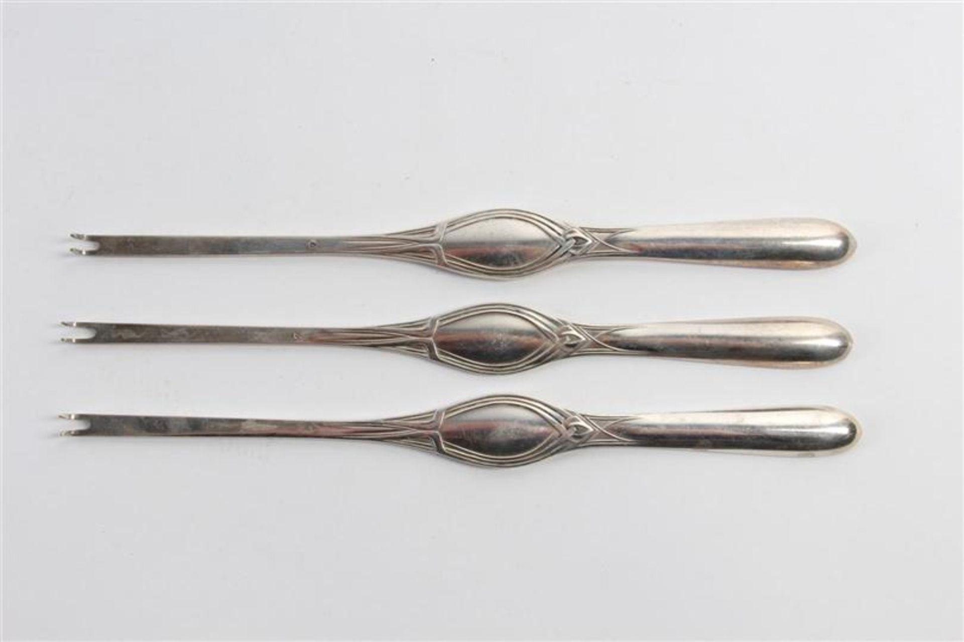 Divers zilver: drie kreefthaken, twee lepels en acht messen met ebbenhouten heften ingelegd met - Bild 4 aus 9