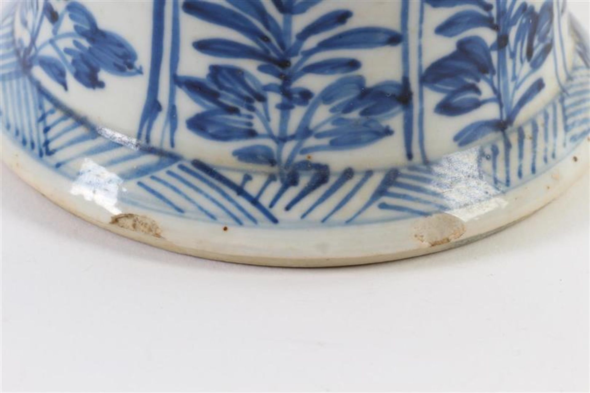 Chinees porseleinen bekervaas met blauw bloemdecor, Kangxi, restauratie. H: 24 cm. - Bild 6 aus 7