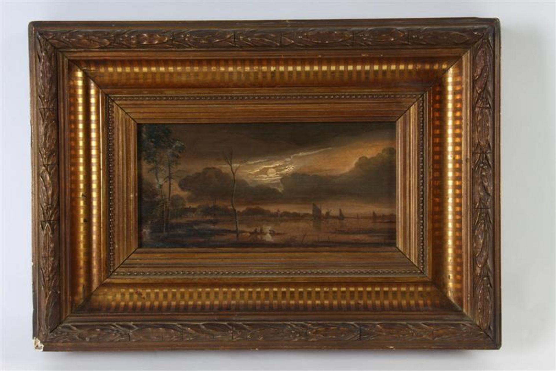 Schilderij, 'Avondschildering aan de rivier', Hollandse school, 19e eeuw. HxB: 12 x 24.5 cm.