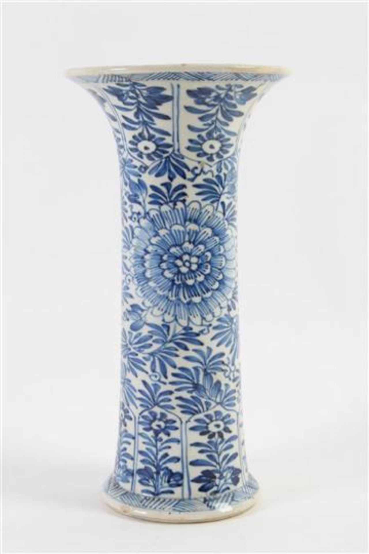 Chinees porseleinen bekervaas met blauw bloemdecor, Kangxi, restauratie. H: 24 cm.