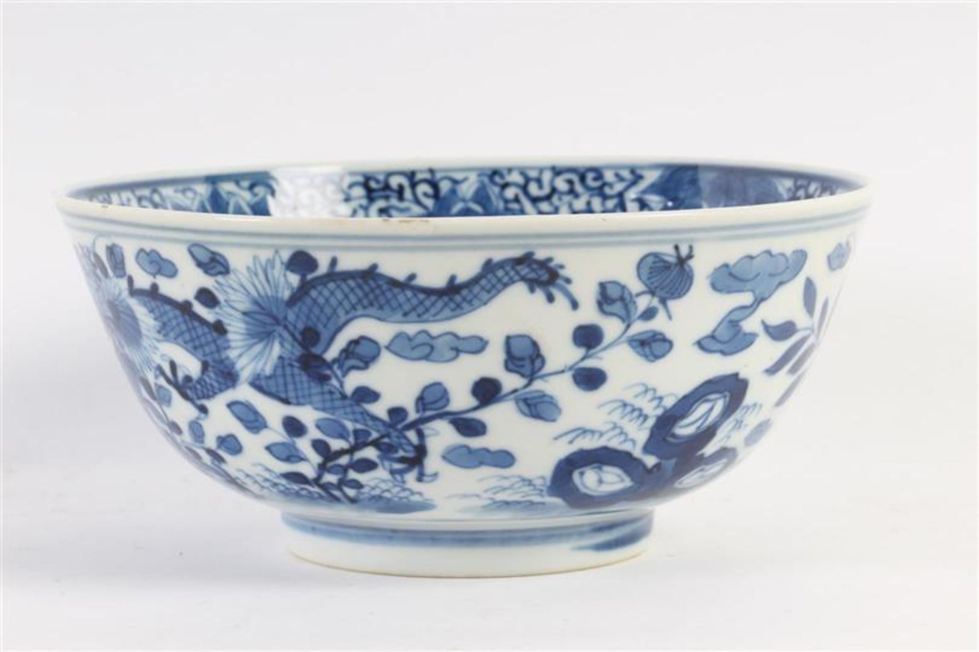Chinees porseleinen kom met decor van regendraken, 19e eeuw. D: 14.5 cm.