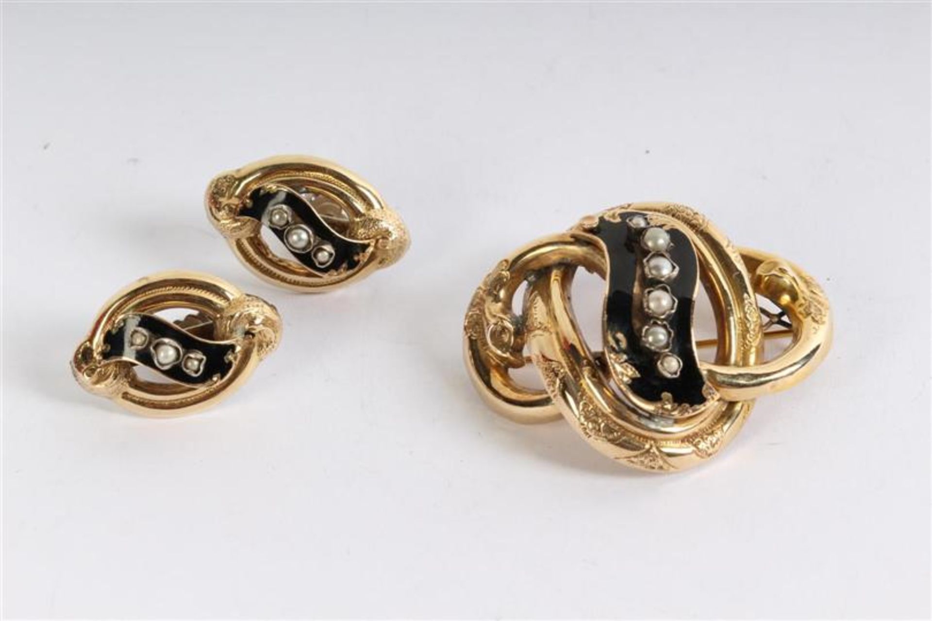 Gouden broche en bijpassende gouden oorstekers bezet met email en pareltjes, ca. 1850. Gewicht: 11