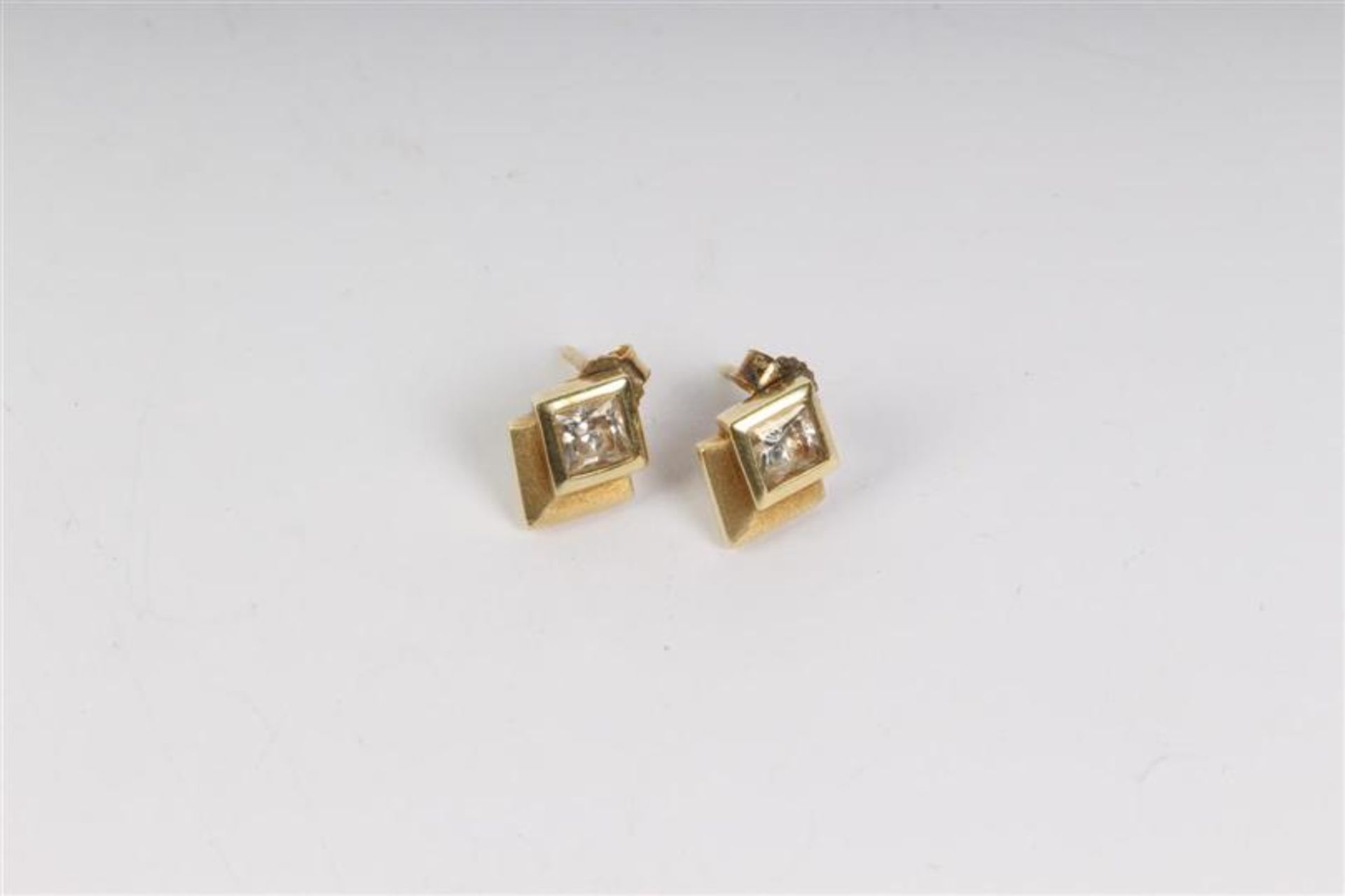 Stel gouden oorstekers met bergkristal. Gewicht: 2.4 g.