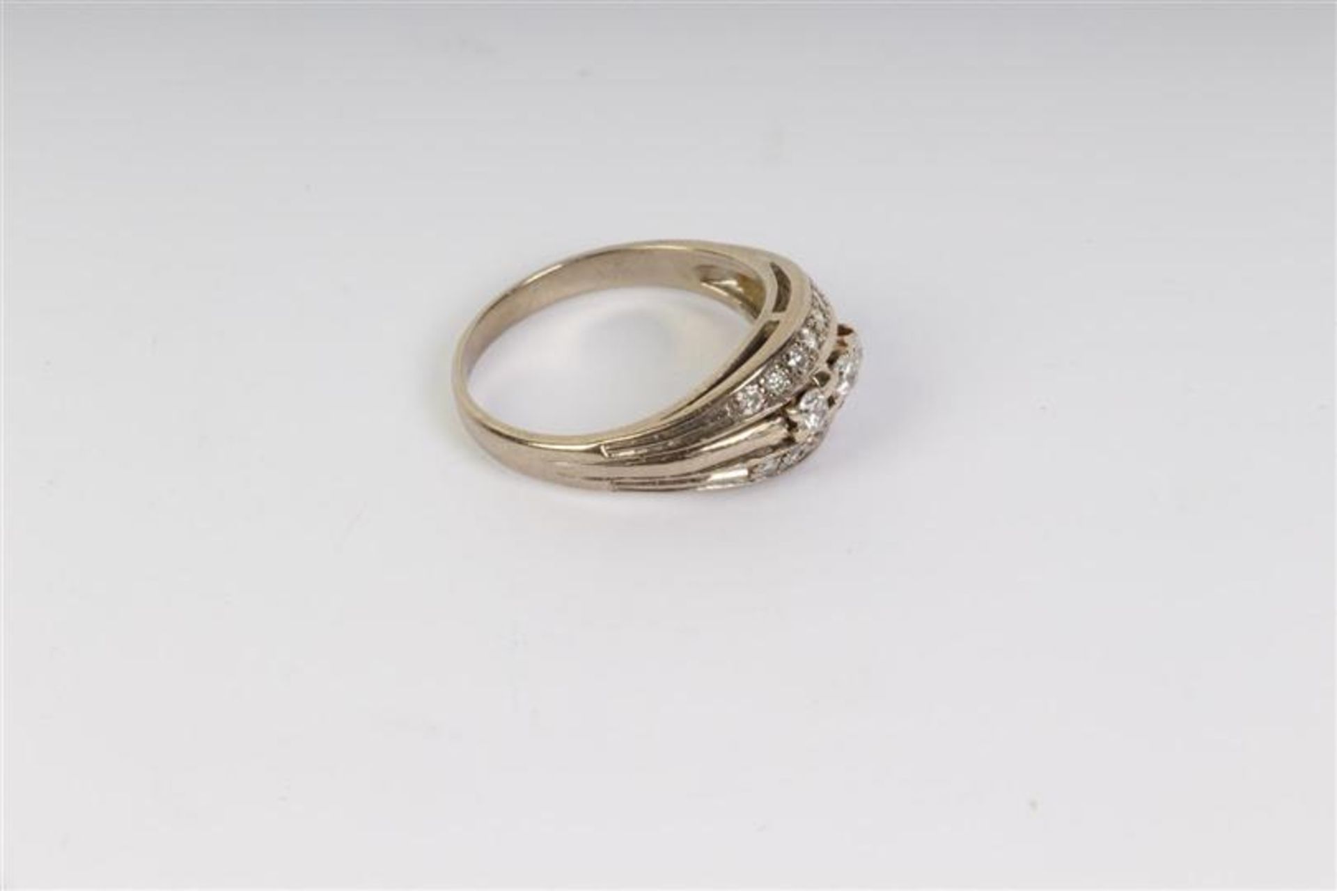 Witgouden ring bezet met 18 diamantjes. Ringmaat: 18.25, Gewicht: 4.7 g. - Bild 2 aus 2