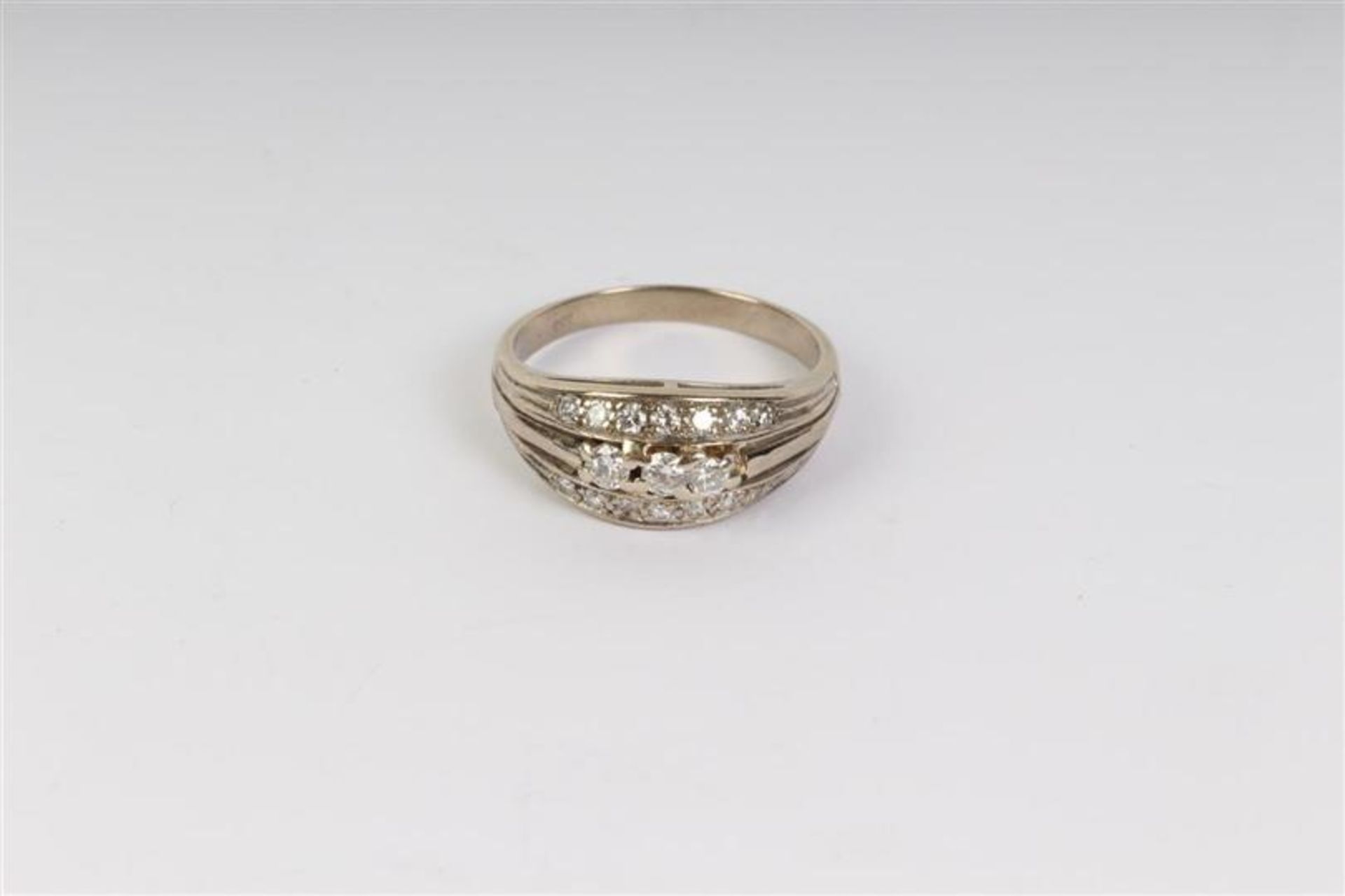 Witgouden ring bezet met 18 diamantjes. Ringmaat: 18.25, Gewicht: 4.7 g.
