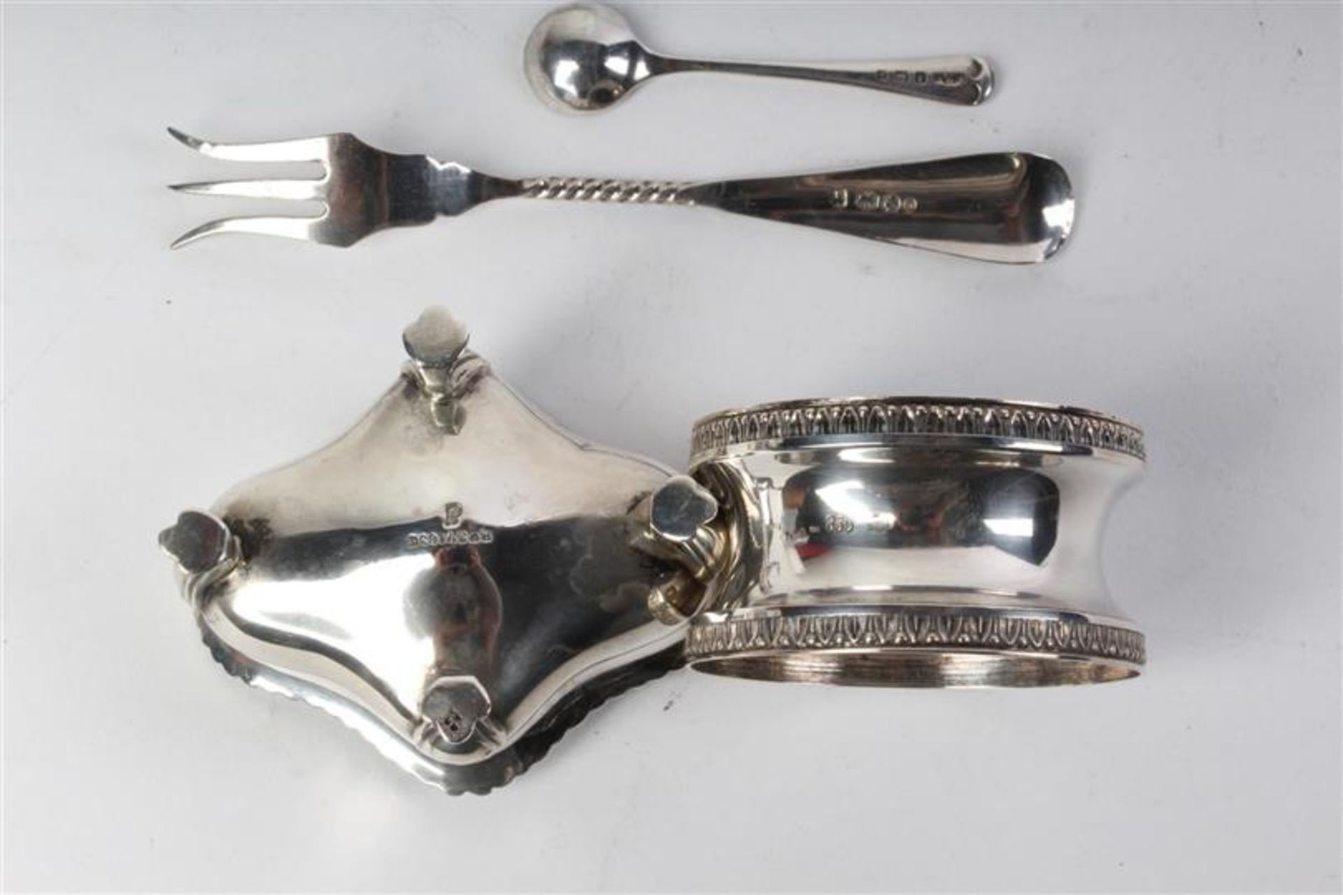 Makkum aardewerken schaaltje met zilveren hengsel, zes dito vorkjes, zoutvaatje en servetring. - Image 4 of 4