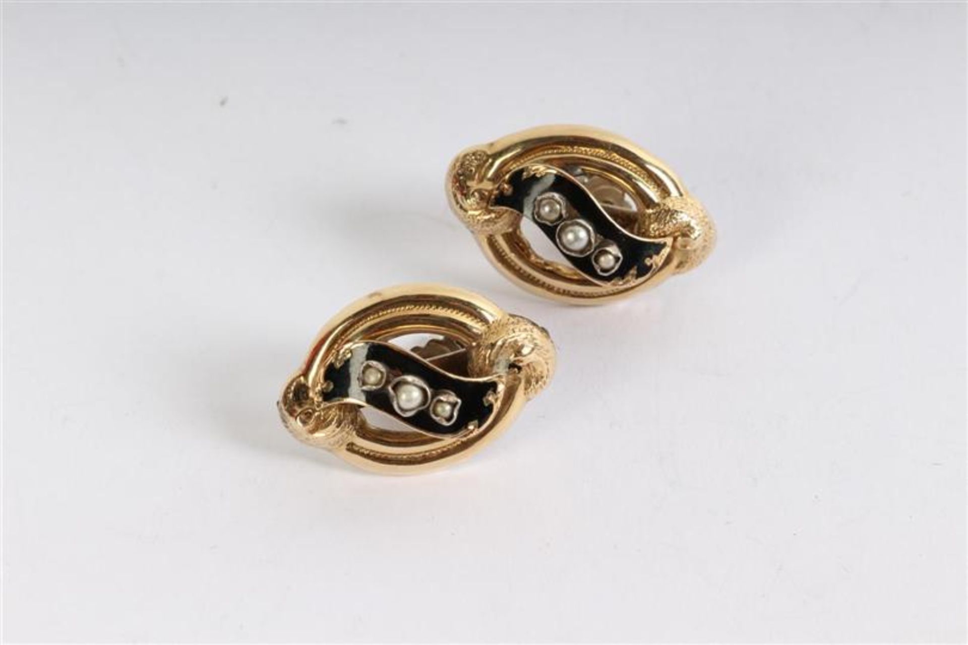 Gouden broche en bijpassende gouden oorstekers bezet met email en pareltjes, ca. 1850. Gewicht: 11 - Bild 2 aus 6