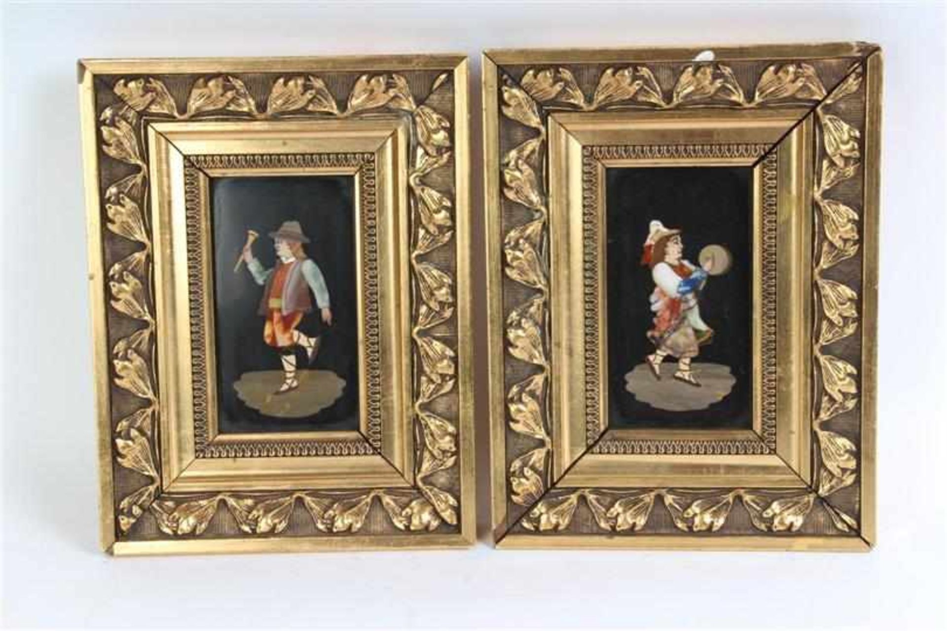 Twee pietra dura werkjes van musicerende man en vrouw. HxB: 12 x 6.5 cm.