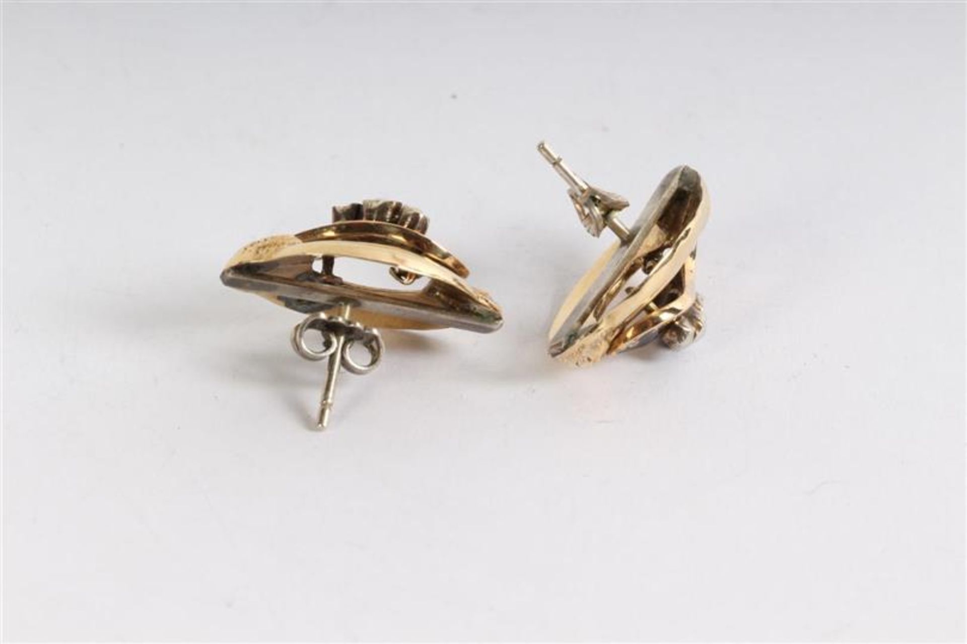 Gouden broche en bijpassende gouden oorstekers bezet met email en pareltjes, ca. 1850. Gewicht: 11 - Bild 3 aus 6
