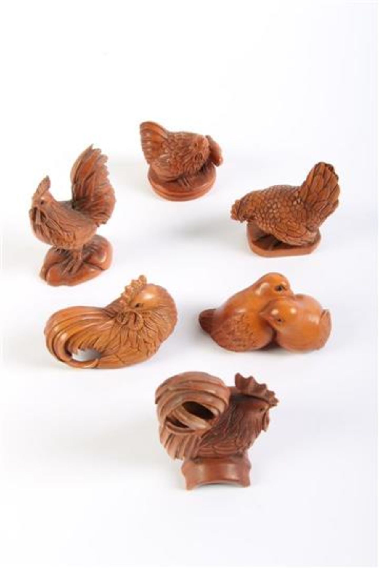 Zes houten netsuke's, Japan. In de vorm van hoenders en kwartels.