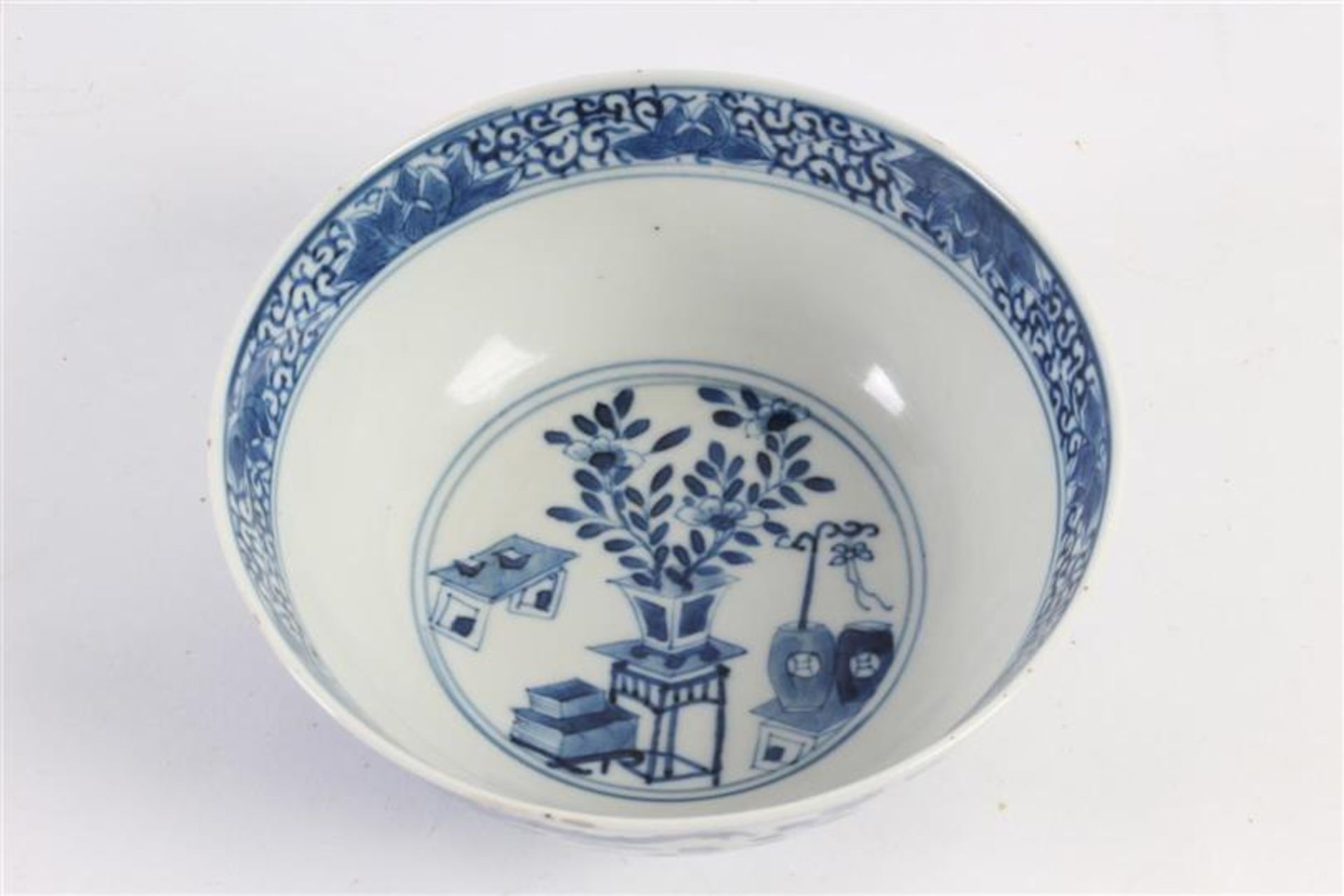 Chinees porseleinen kom met decor van regendraken, 19e eeuw. D: 14.5 cm. - Bild 2 aus 3