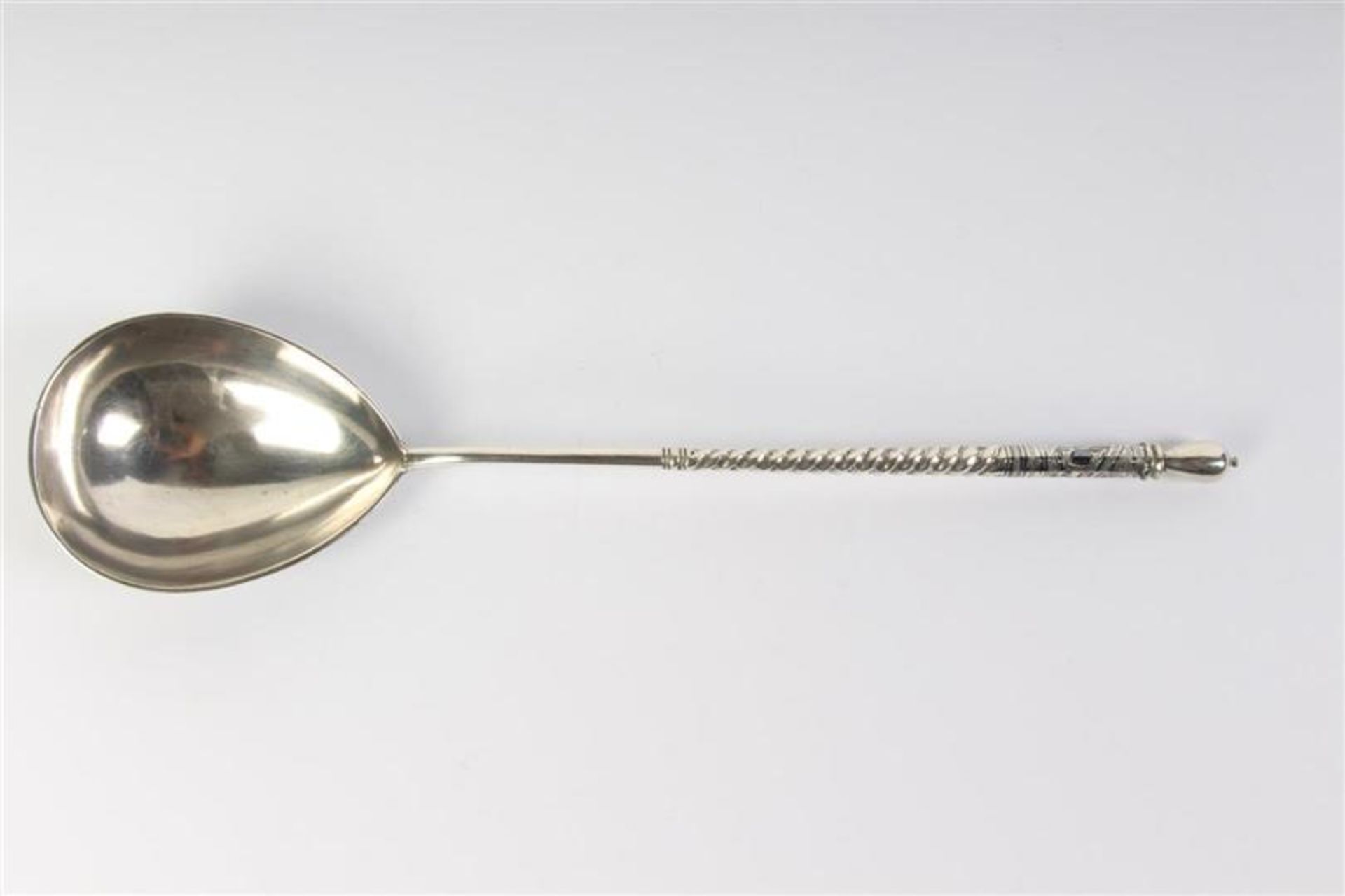 Zilveren lepel met niello, Rusland. Gewicht: 61.2 g.