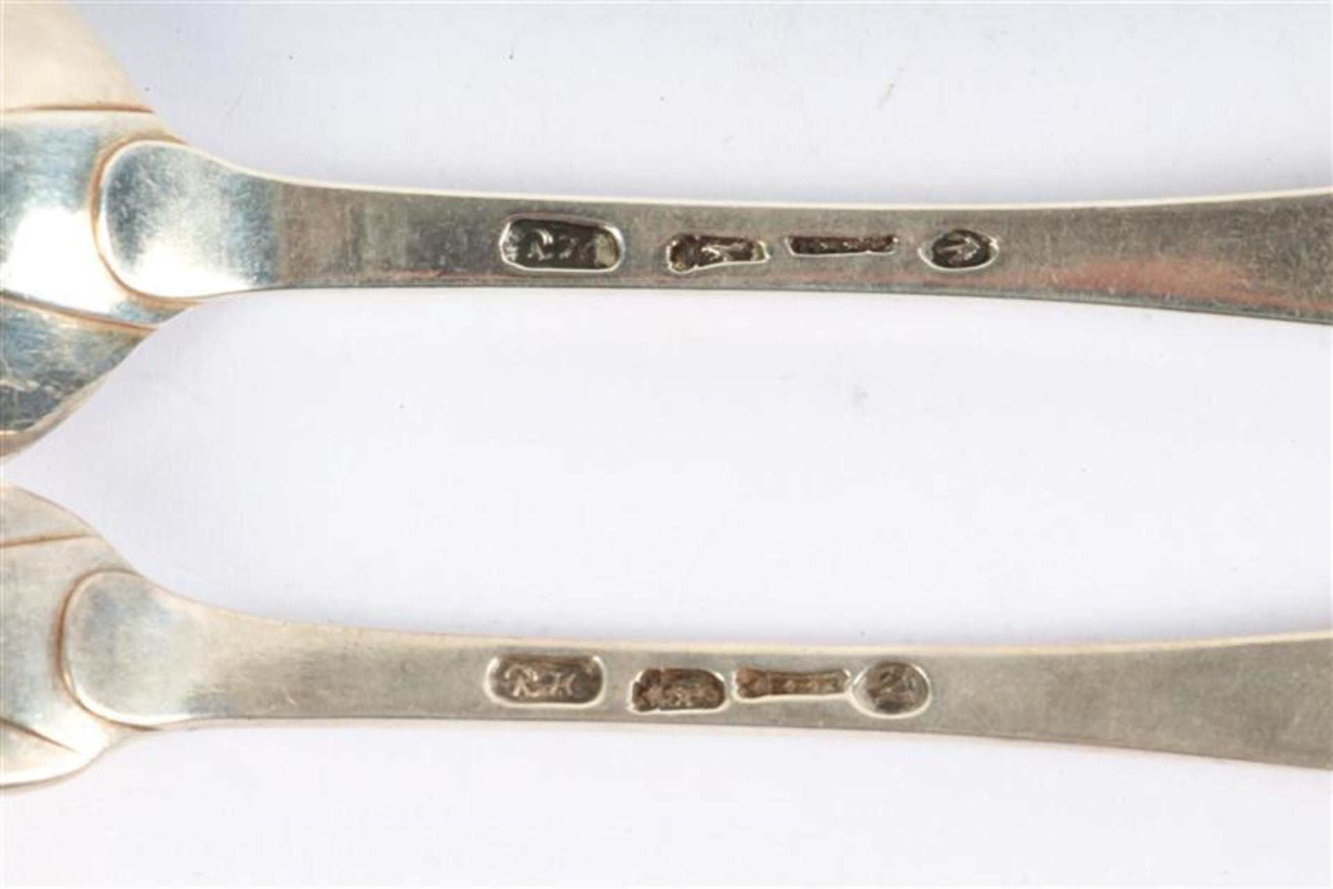 Zes zilveren lepels en vier dito vorken, Roelof Helweg (1778-1812) Amsterdam. Gewicht: 600.6 g. - Bild 3 aus 3