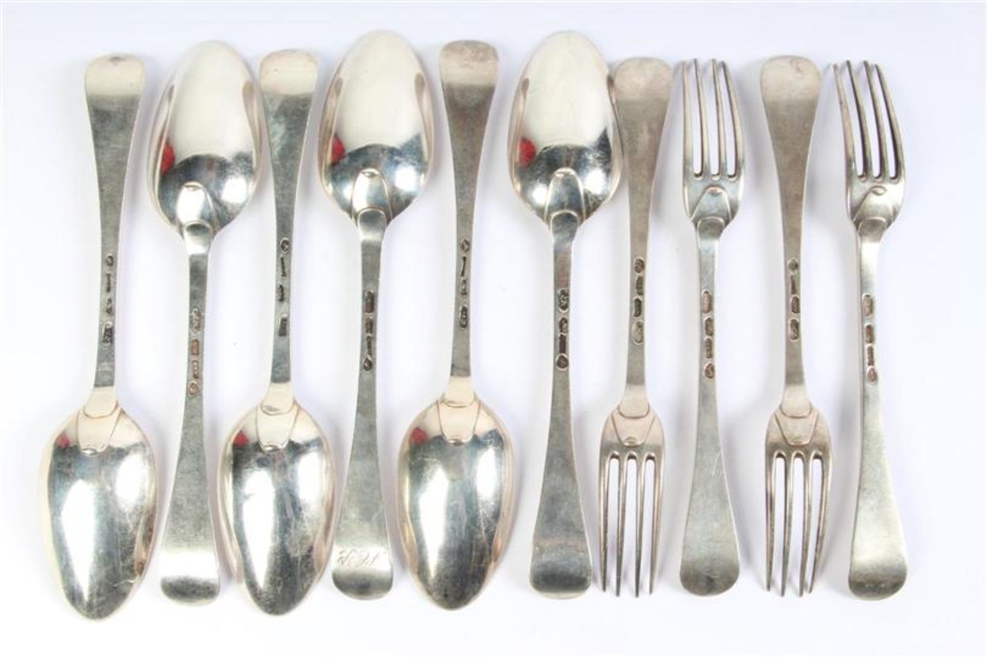 Zes zilveren lepels en vier dito vorken, Roelof Helweg (1778-1812) Amsterdam. Gewicht: 600.6 g. - Image 2 of 3