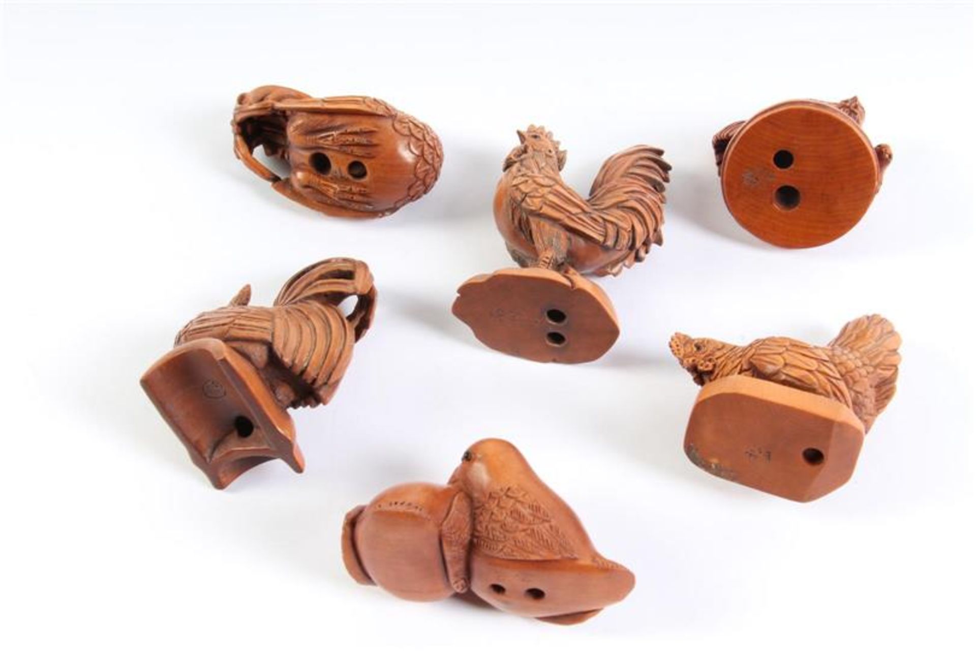 Zes houten netsuke's, Japan. In de vorm van hoenders en kwartels. - Bild 2 aus 2