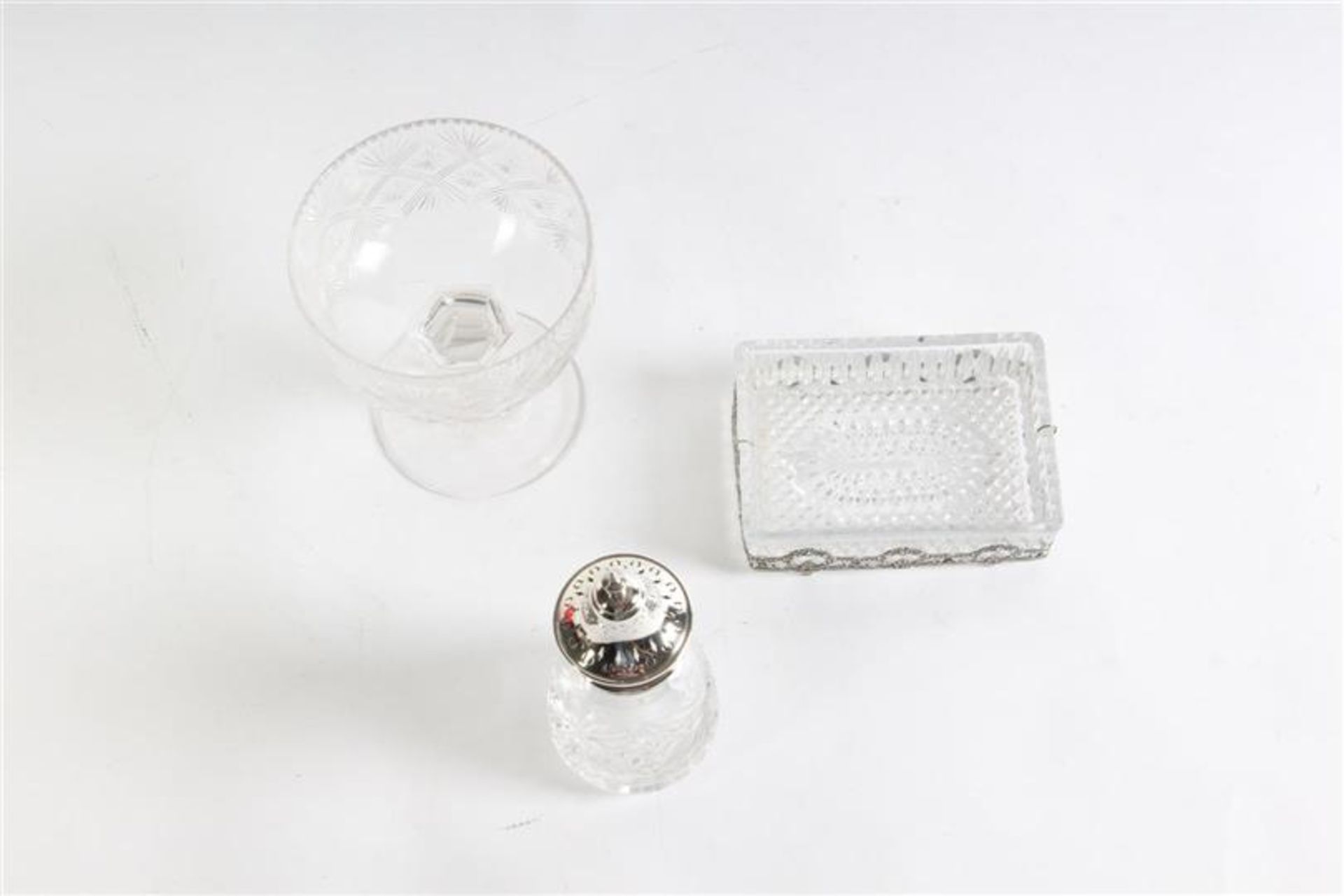 Kristallen bakje met zilveren montuur, kristallen coupje, strooier met zilveren dop. - Bild 2 aus 5