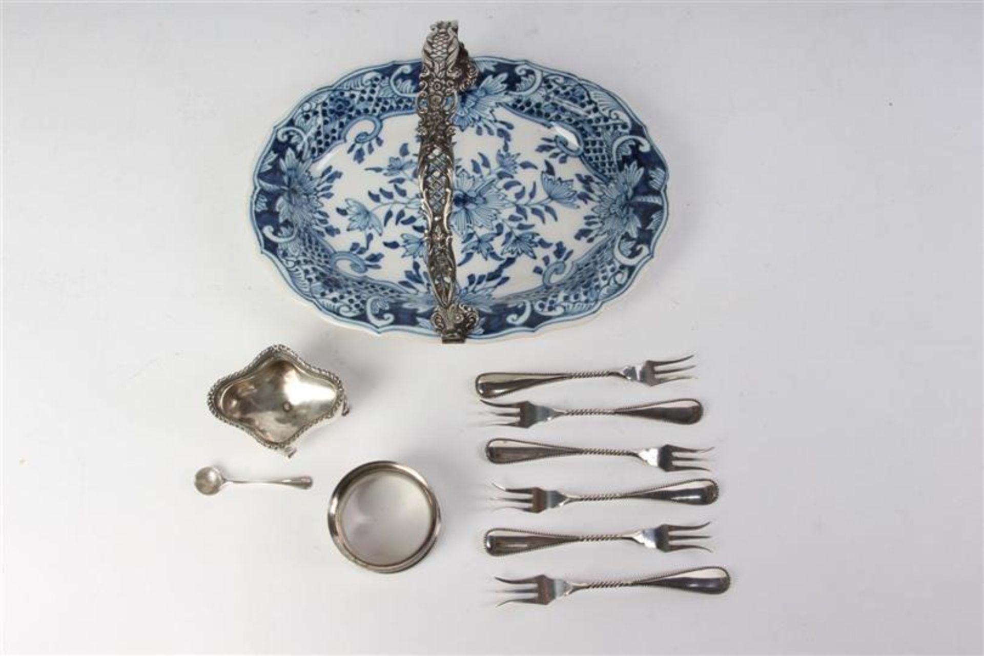 Makkum aardewerken schaaltje met zilveren hengsel, zes dito vorkjes, zoutvaatje en servetring.
