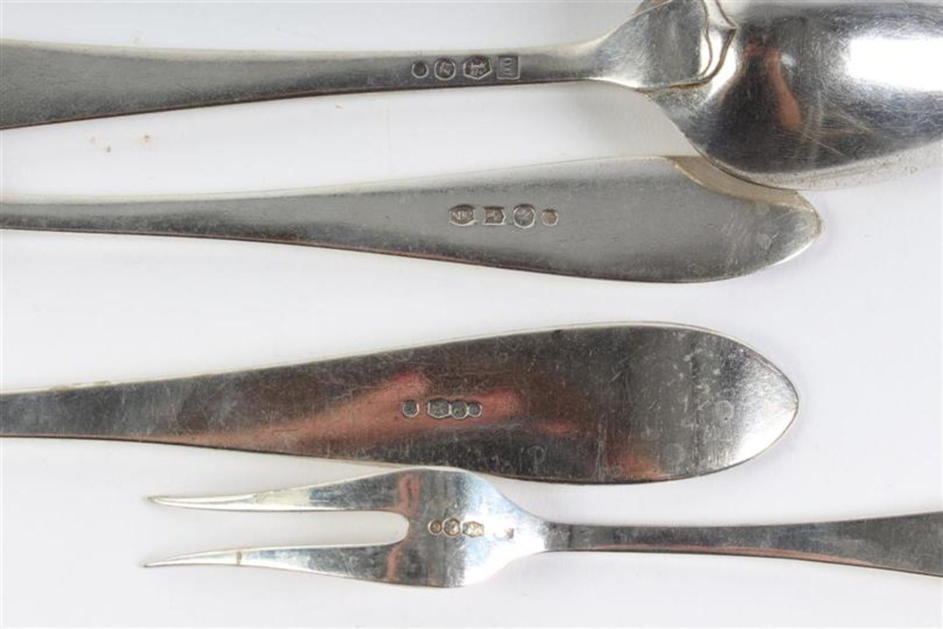 Zilveren puntfilet bestek: dienlepel, vier lepels, twee vorken en twee vleesvorkjes, Hollands - Bild 3 aus 3