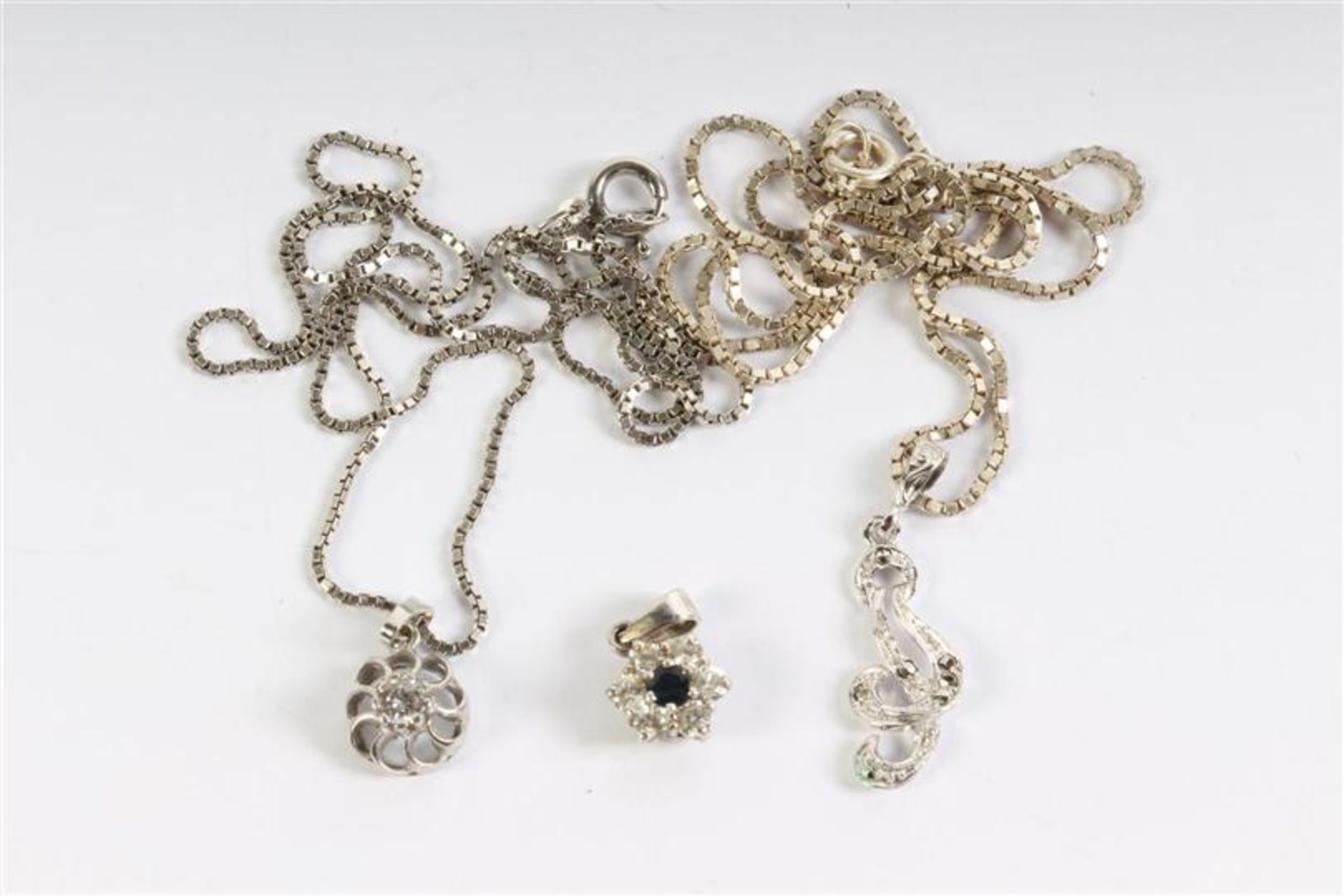 Diverse sieraden, voornamelijk zilver, w.o. een broche van Jeroen Krabbé. Gewicht: 130 g. - Bild 7 aus 8